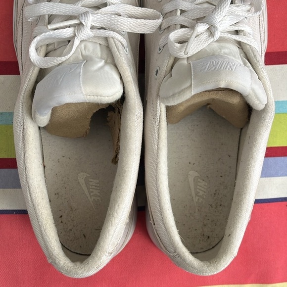 EUC WOMEN’S 12 WHITE NIKE CANVAS TENNIS SHOES - Picture 6 of 8